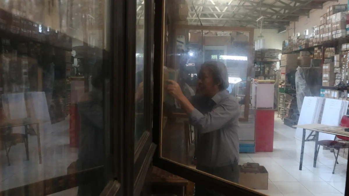 Di rumah di kawasan Sidorejo, Semarang Timur, waktu seperti berjalan lebih pelan. Di balik lemari-lemari kaca dan kardus besi yang tersusun rapat, ribuan lembar kertas menguning 