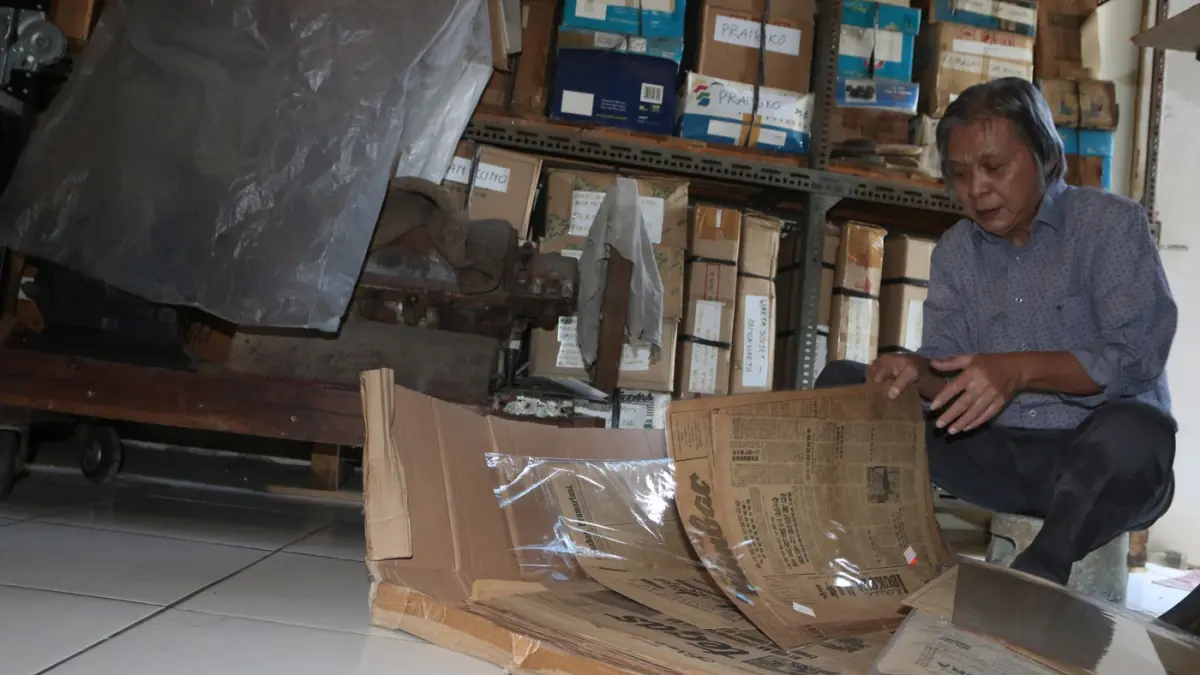 Di rumah di kawasan Sidorejo, Semarang Timur, waktu seperti berjalan lebih pelan. Di balik lemari-lemari kaca dan kardus besi yang tersusun rapat, ribuan lembar kertas menguning 