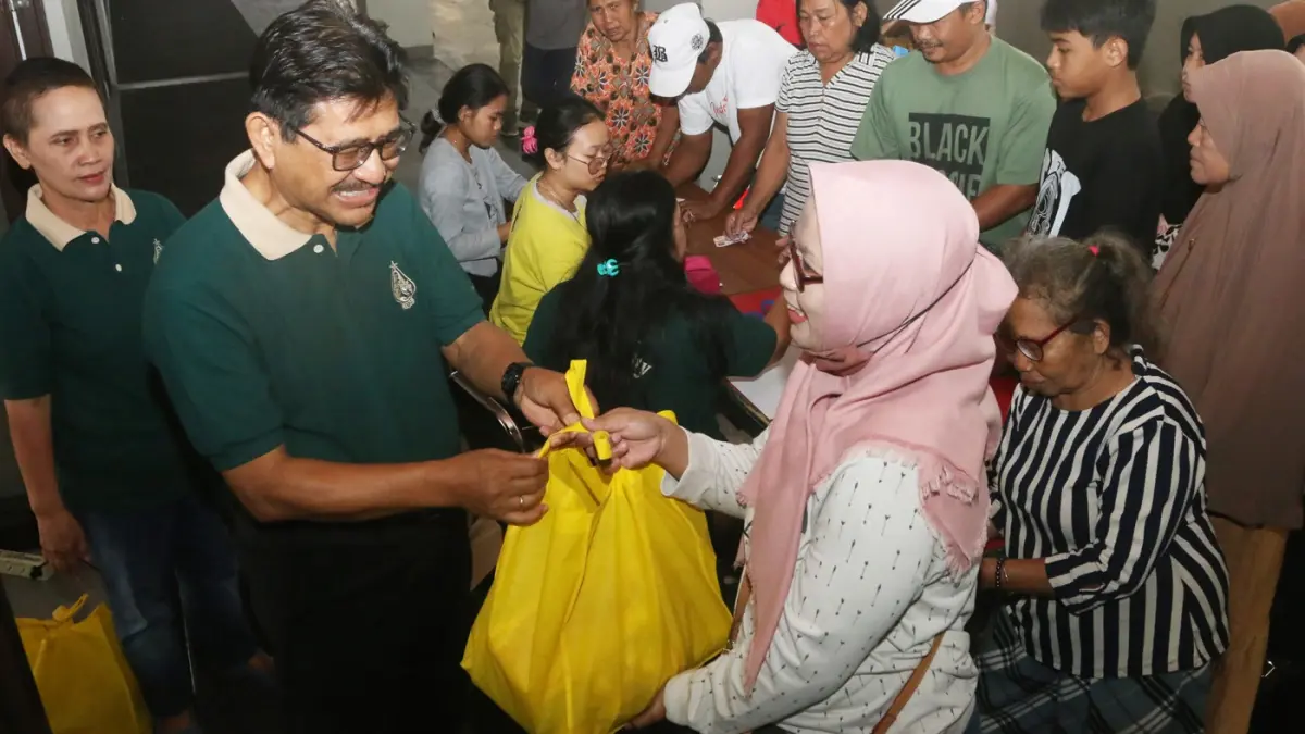 Gereja Santa Theresia Bongsari menyelenggarakan pembagian sembako murah bagi warga sekitar di gedung gereja setempat, Semarang, Jawa Tengah. (Nur Chamim/ Jawa Pos Radar Semarang)