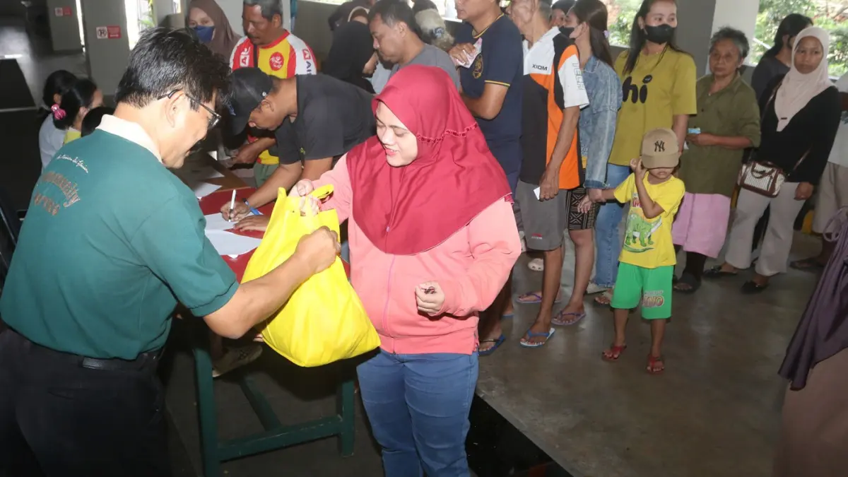 Gereja Santa Theresia Bongsari menyelenggarakan pembagian sembako murah bagi warga sekitar di gedung gereja setempat, Semarang, Jawa Tengah. (Nur Chamim/ Jawa Pos Radar Semarang)