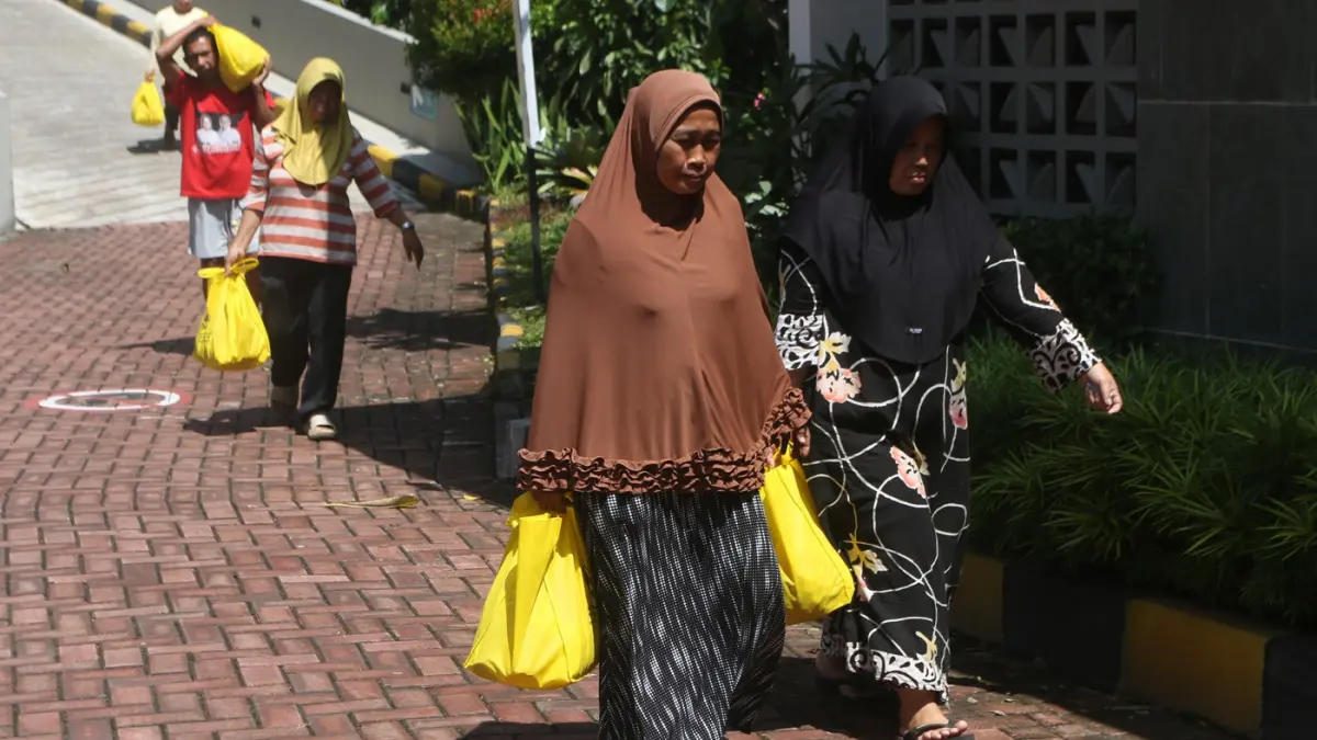 Gereja Santa Theresia Bongsari menyelenggarakan pembagian sembako murah bagi warga sekitar di gedung gereja setempat, Semarang, Jawa Tengah. (Nur Chamim/ Jawa Pos Radar Semarang)