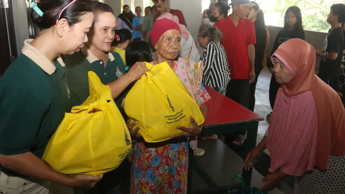 Gereja Santa Theresia Bongsari menyelenggarakan pembagian sembako murah bagi warga sekitar di gedung gereja setempat, Semarang, Jawa Tengah. (Nur Chamim/ Jawa Pos Radar Semarang)