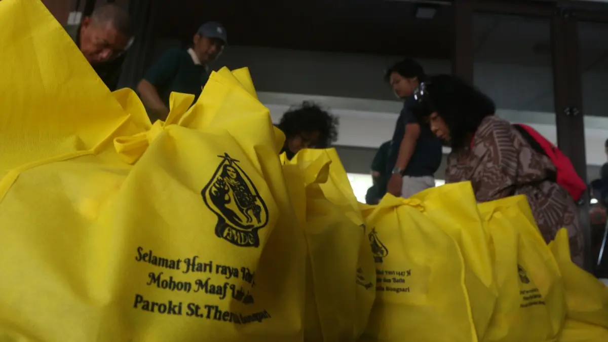 Gereja Santa Theresia Bongsari menyelenggarakan pembagian sembako murah bagi warga sekitar di gedung gereja setempat, Semarang, Jawa Tengah. (Nur Chamim/ Jawa Pos Radar Semarang)
