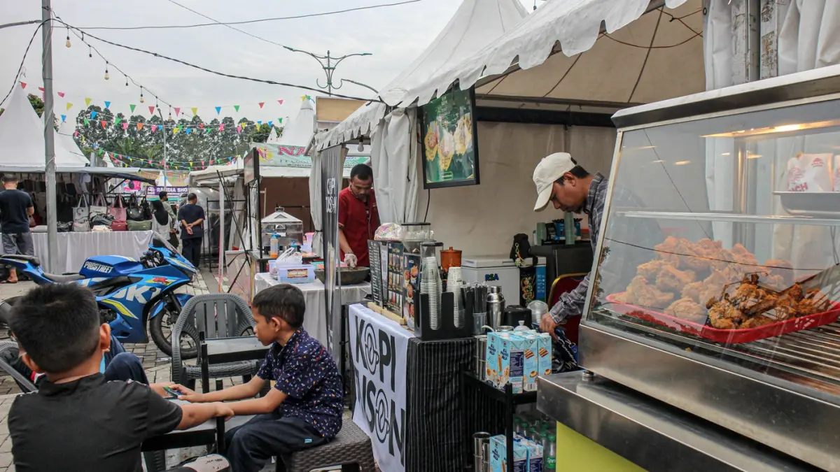 Sejumlah masyarakat memadati dan berbelanja di Ramadan Al-Azhom Festival 2026 di Kota Tangerang, Minggu (01/03/2026). (Hanung Hambara/Jawa Pos)
