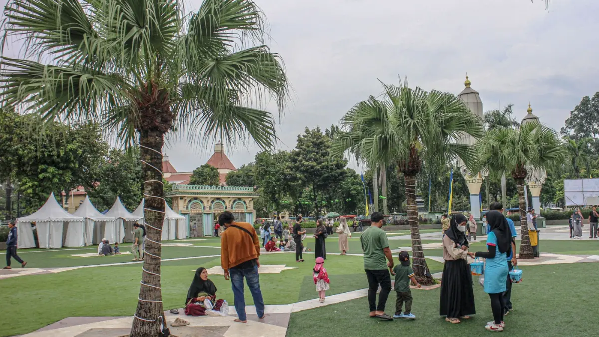 Sejumlah masyarakat memadati dan berbelanja di Ramadan Al-Azhom Festival 2026 di Kota Tangerang, Minggu (01/03/2026). (Hanung Hambara/Jawa Pos)