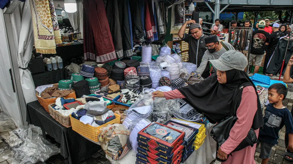 Sejumlah masyarakat memadati dan berbelanja di Ramadan Al-Azhom Festival 2026 di Kota Tangerang, Minggu (01/03/2026). (Hanung Hambara/Jawa Pos)