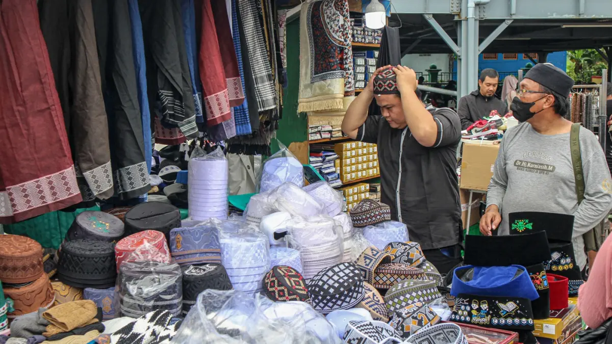 Sejumlah masyarakat memadati dan berbelanja di Ramadan Al-Azhom Festival 2026 di Kota Tangerang, Minggu (01/03/2026). (Hanung Hambara/Jawa Pos)