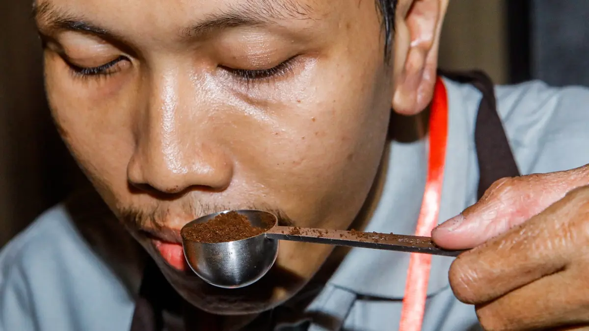 Rahmat Iqbal Salfapahni unjuk kebolehan dalam mengolah kopi pada Pelatihan UMKM Disabilitas besutan Iluni UI Jatim, di The Southern Hotel, Surabaya, Jawa Timur, Sabtu (7/3/2026). (Riana Setiawan/Jawa Pos)