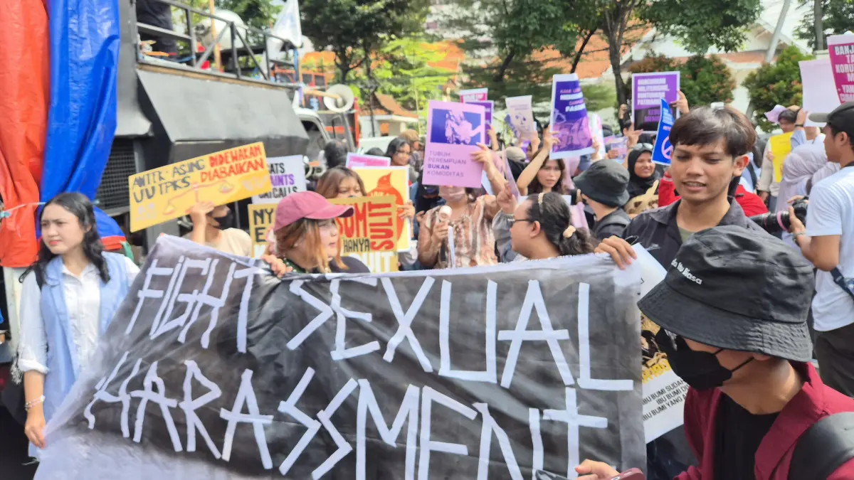 Ratusan massa dari berbagai kelompok mengikuti aksi demonstrasi peringatakan Hari Perempuan Internasional di depan Gedung Negara Grahadi, Surabaya, Senin (9/3). (Novia Herawati/ JawaPos.com) - Image