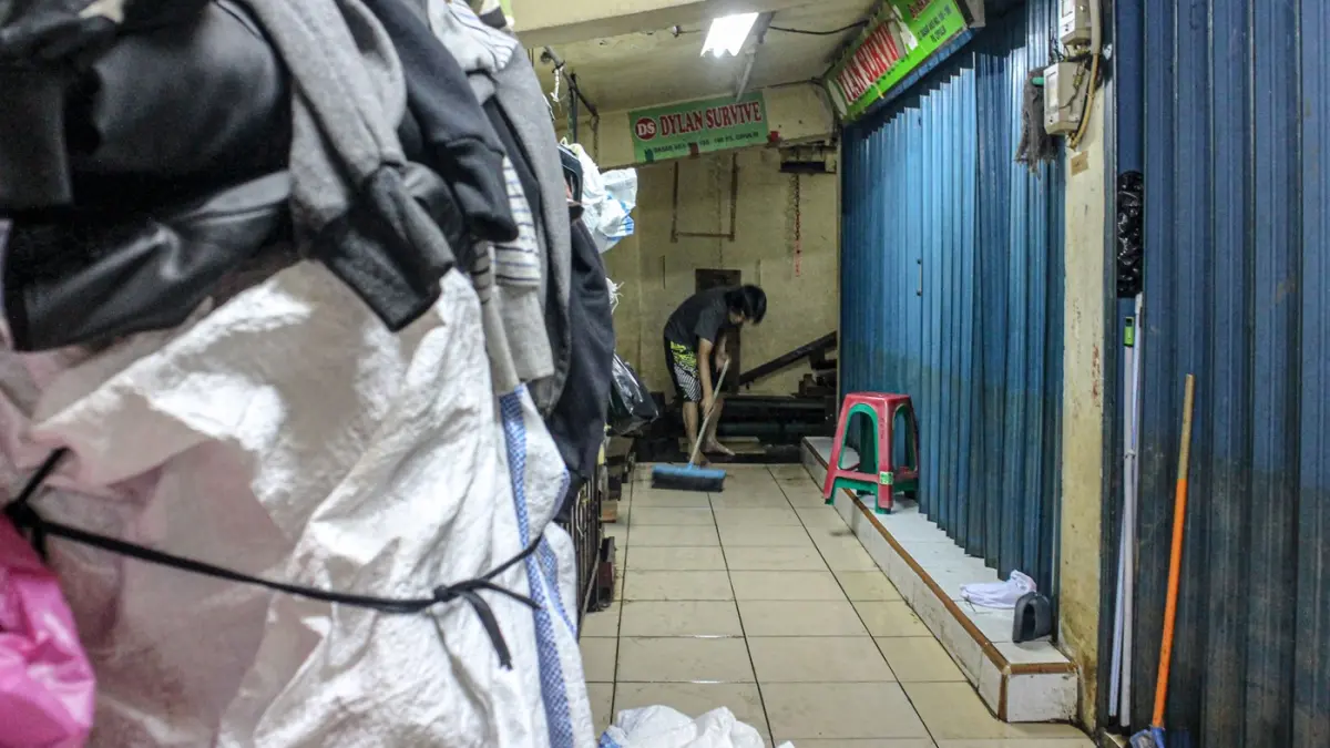 Sejumlah pedagang mulai membersihkan tokonya setelah banjir merendam bagian bawah Pasar Cipulir di Jakarta, Minggu (8/3/2026). (Hanung Hambara/Jawa Pos)