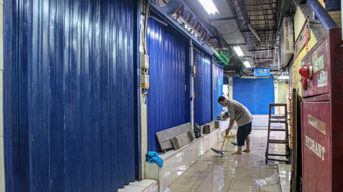 Sejumlah pedagang mulai membersihkan tokonya setelah banjir merendam bagian bawah Pasar Cipulir di Jakarta, Minggu (8/3/2026). (Hanung Hambara/Jawa Pos)
