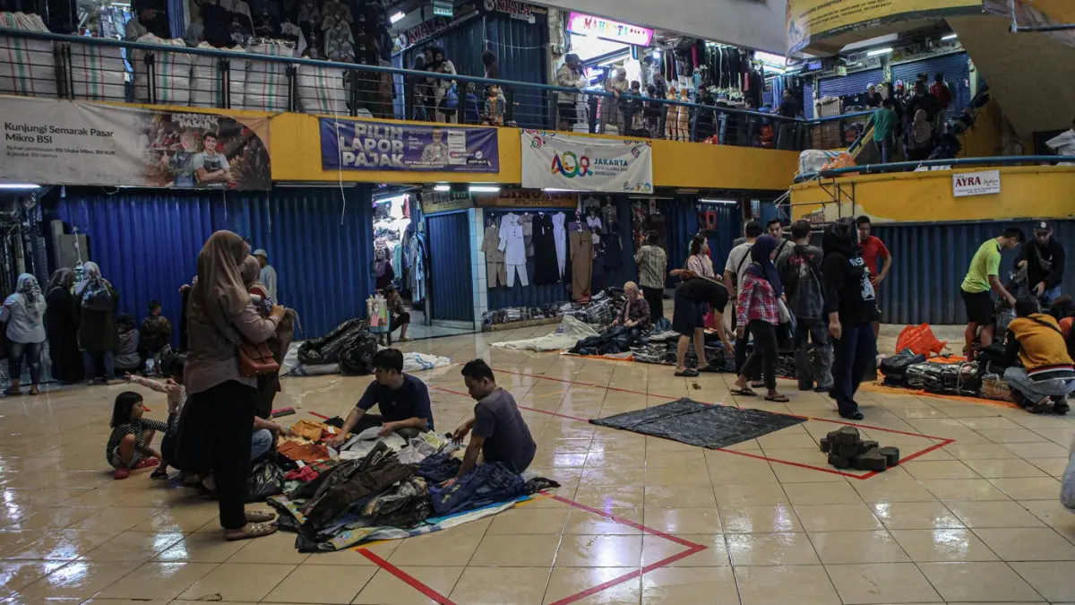 Sejumlah pedagang mulai membersihkan tokonya setelah banjir merendam bagian bawah Pasar Cipulir di Jakarta, Minggu (8/3/2026). (Hanung Hambara/Jawa Pos)