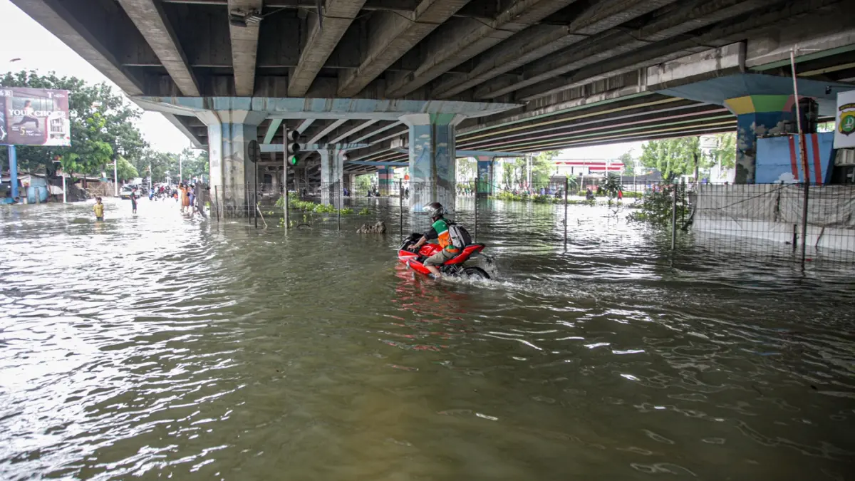 Sejumlah pengendara terjebak banjir di perempatan jalan Kembangan, Jakarta, Minggu (8/3/2026). (Hanung Hambara/Jawa Pos)