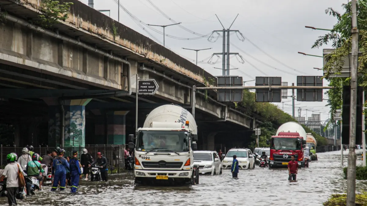 Sejumlah pengendara terjebak banjir di perempatan jalan Kembangan, Jakarta, Minggu (8/3/2026). (Hanung Hambara/Jawa Pos)