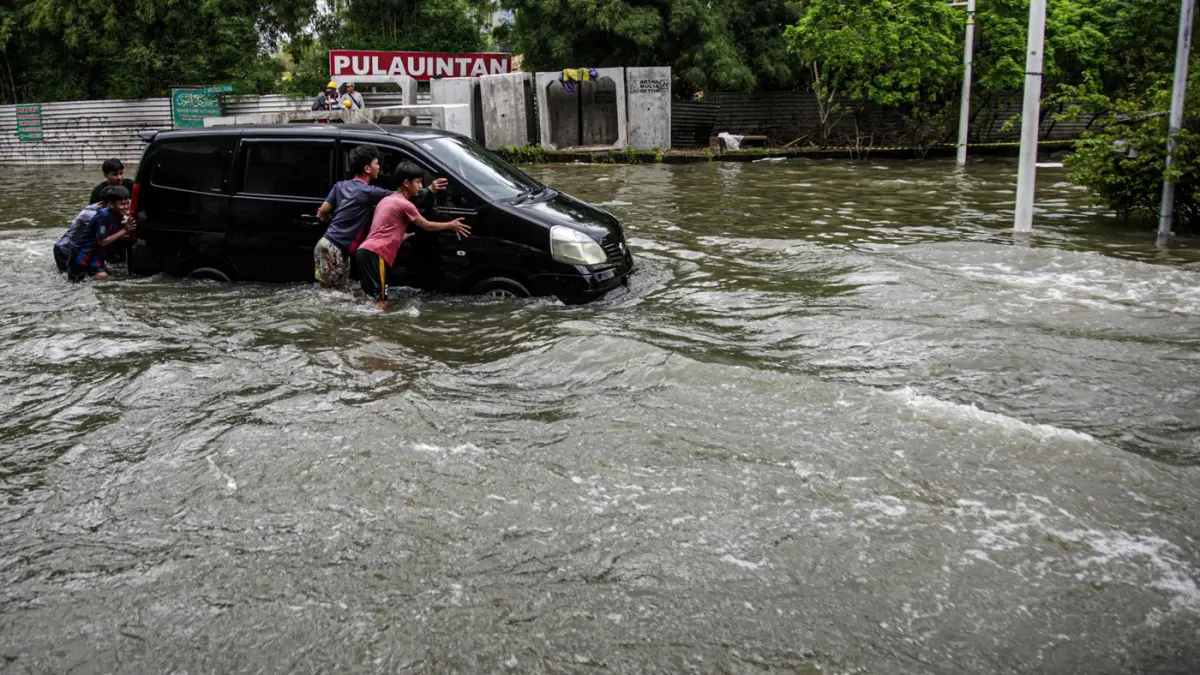 Sejumlah pengendara terjebak banjir di perempatan jalan Kembangan, Jakarta, Minggu (8/3/2026). (Hanung Hambara/Jawa Pos)