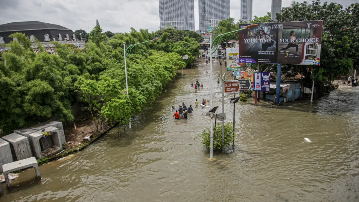 Sejumlah pengendara terjebak banjir di perempatan jalan Kembangan, Jakarta, Minggu (8/3/2026). (Hanung Hambara/Jawa Pos)