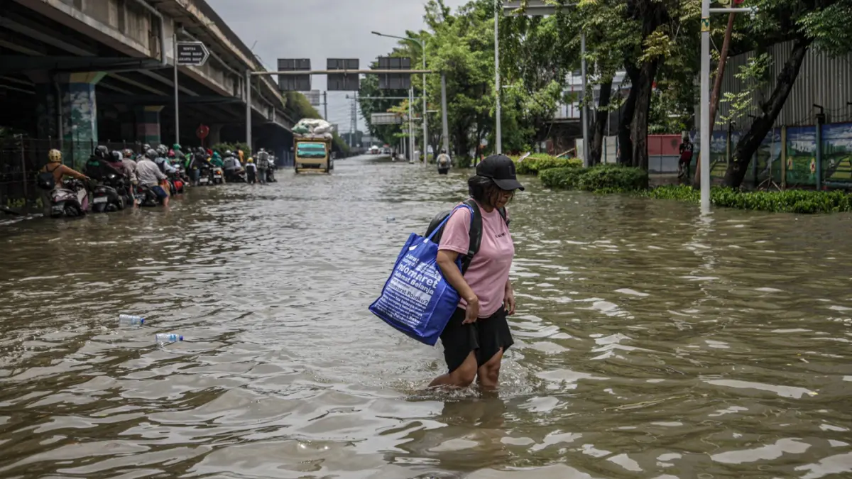 Sejumlah pengendara terjebak banjir di perempatan jalan Kembangan, Jakarta, Minggu (8/3/2026). (Hanung Hambara/Jawa Pos)