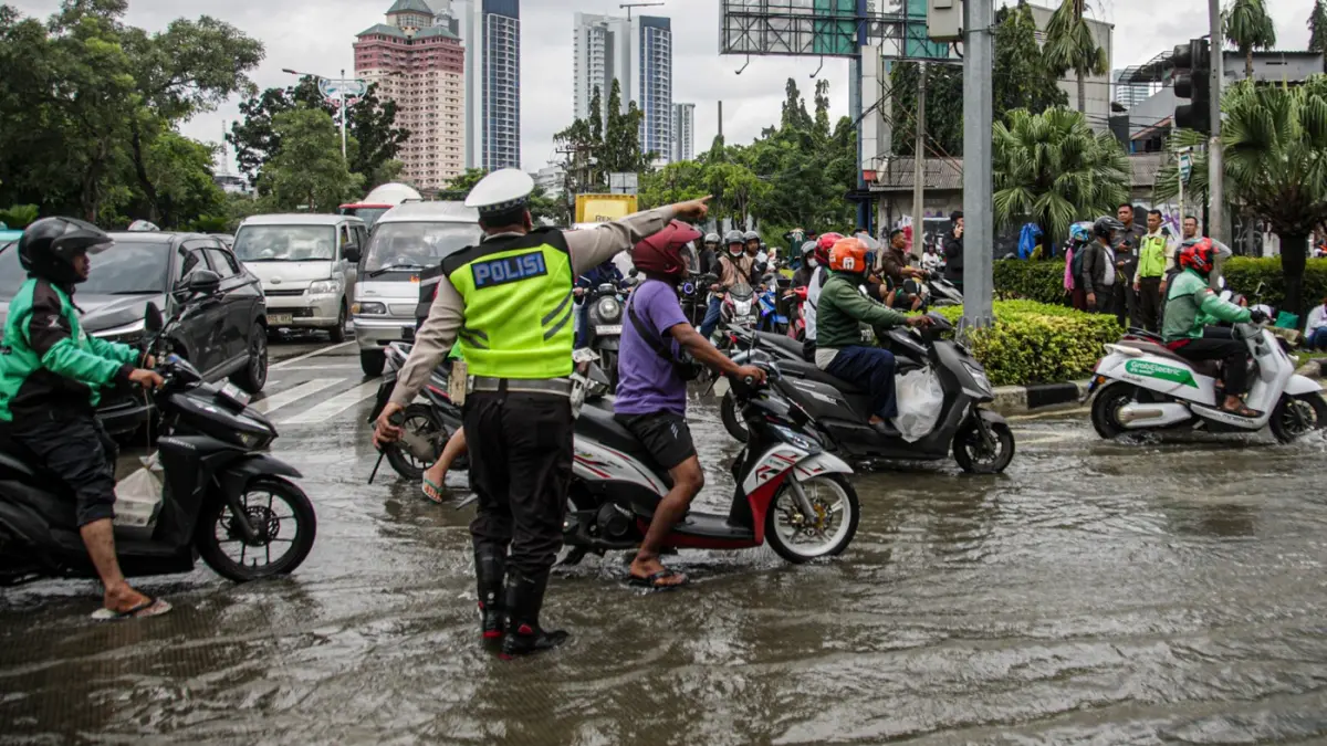 Sejumlah pengendara terjebak banjir di perempatan jalan Kembangan, Jakarta, Minggu (8/3/2026). (Hanung Hambara/Jawa Pos)