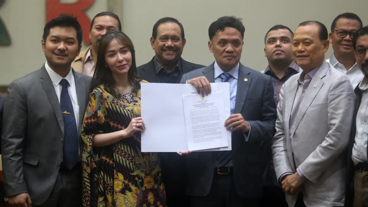 Ketua Komisi III DPR Habiburrokhman dan Pemilik Restoran Bibi Kelinci Nabilah O'brien didampingi suami dan tim kuasa hukumnya mengikuti RDPU dengan Komisi III DPR, di Jakarta, Senin (9/3/2026). (Dery Ridwansah/ JawaPos.com)