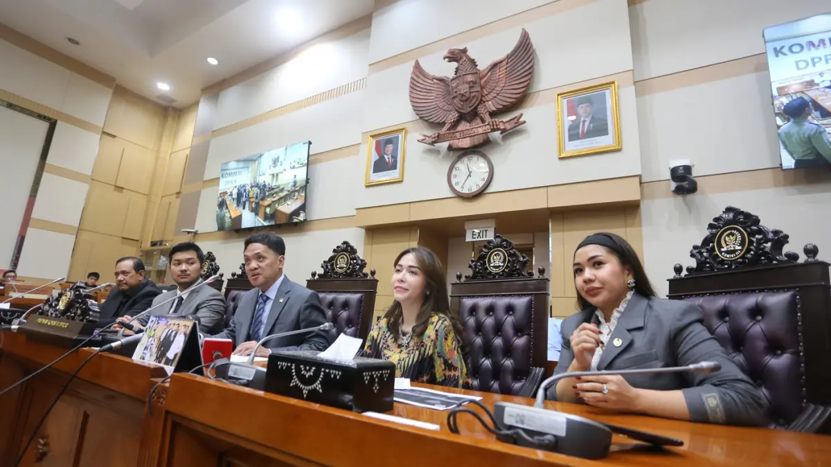 Ketua Komisi III DPR Habiburrokhman dan Pemilik Restoran Bibi Kelinci Nabilah O'brien didampingi suami dan tim kuasa hukumnya mengikuti RDPU dengan Komisi III DPR, di Jakarta, Senin (9/3/2026). (Dery Ridwansah/ JawaPos.com)