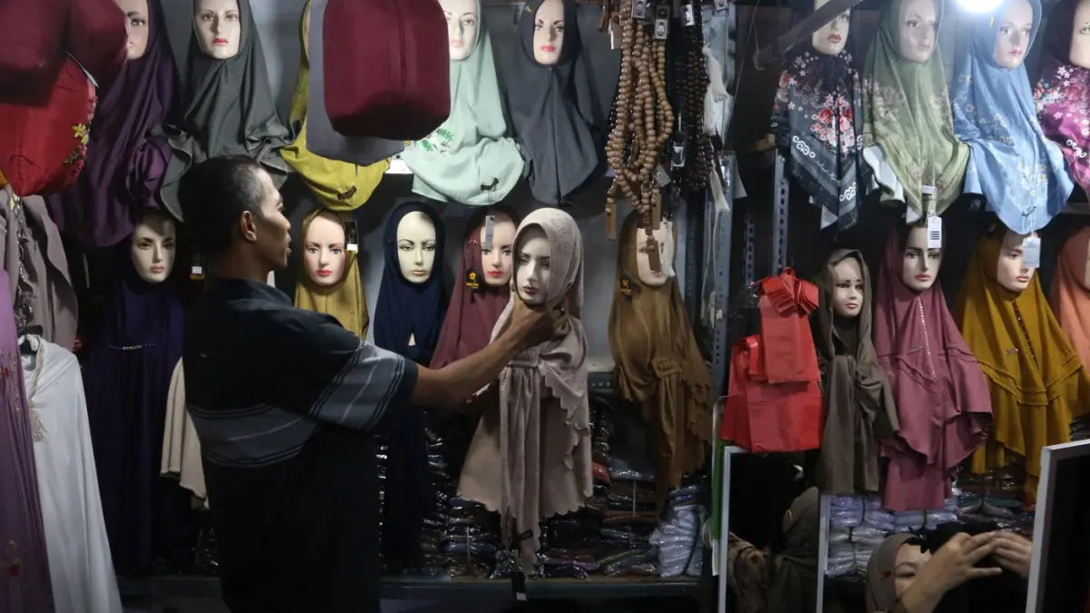Menjelang Lebaran, Pasar Johar Tengah mulai menggeliat. Deretan kios busana muslim dipadati pembeli, Senin (9/3/2026). (Nur Chamim/Jawa Pos Radar Semarang)