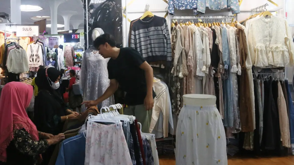 Menjelang Lebaran, Pasar Johar Tengah mulai menggeliat. Deretan kios busana muslim dipadati pembeli, Senin (9/3/2026). (Nur Chamim/Jawa Pos Radar Semarang)