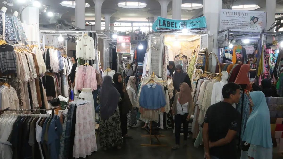 Menjelang Lebaran, Pasar Johar Tengah mulai menggeliat. Deretan kios busana muslim dipadati pembeli, Senin (9/3/2026). (Nur Chamim/Jawa Pos Radar Semarang)