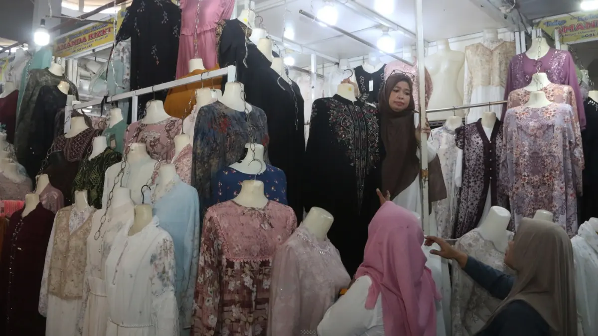 Menjelang Lebaran, Pasar Johar Tengah mulai menggeliat. Deretan kios busana muslim dipadati pembeli, Senin (9/3/2026). (Nur Chamim/Jawa Pos Radar Semarang)