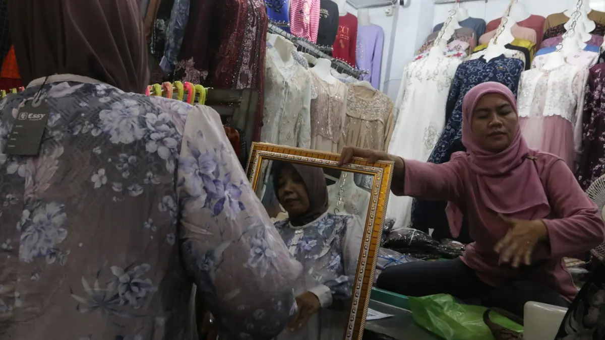 Menjelang Lebaran, Pasar Johar Tengah mulai menggeliat. Deretan kios busana muslim dipadati pembeli, Senin (9/3/2026). (Nur Chamim/Jawa Pos Radar Semarang)