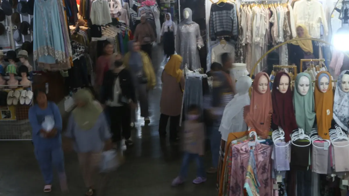 Menjelang Lebaran, Pasar Johar Tengah mulai menggeliat. Deretan kios busana muslim dipadati pembeli, Senin (9/3/2026). (Nur Chamim/Jawa Pos Radar Semarang)
