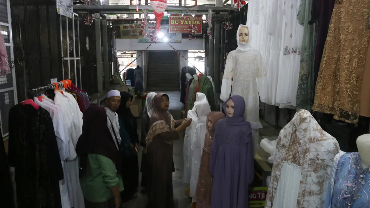 Menjelang Lebaran, Pasar Johar Tengah mulai menggeliat. Deretan kios busana muslim dipadati pembeli, Senin (9/3/2026). (Nur Chamim/Jawa Pos Radar Semarang)