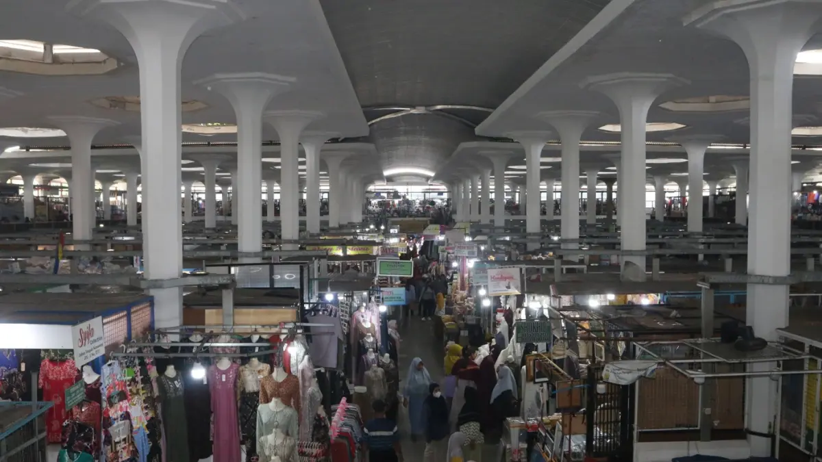 Menjelang Lebaran, Pasar Johar Tengah mulai menggeliat. Deretan kios busana muslim dipadati pembeli, Senin (9/3/2026). (Nur Chamim/Jawa Pos Radar Semarang)