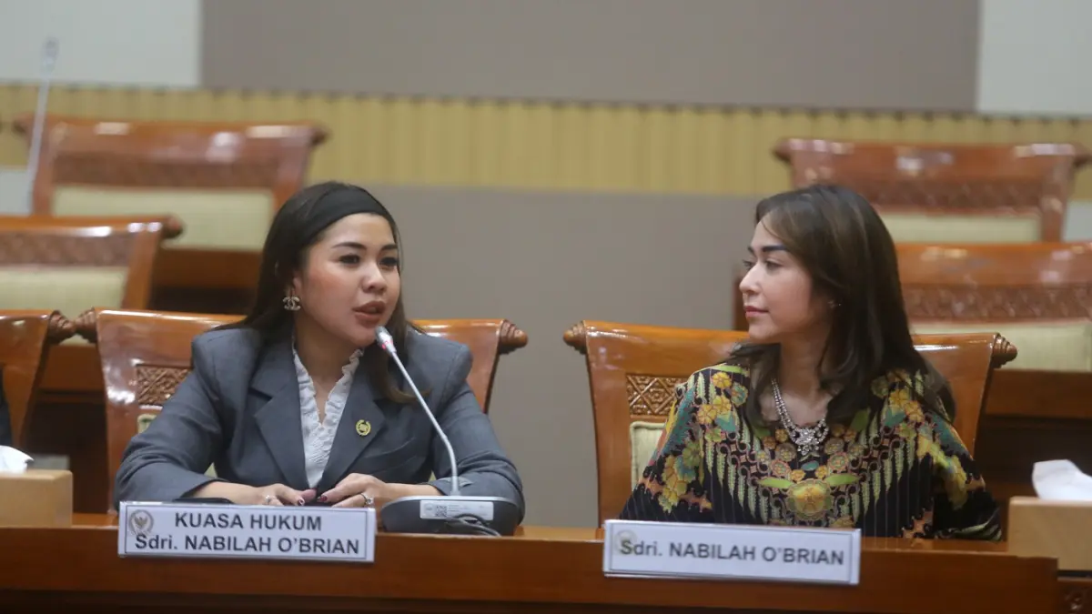 Pemilik Restoran Bibi Kelinci Nabilah O'brien didampingi suami dan tim kuasa hukumnya mengikuti RDPU dengan Komisi III DPR, di Jakarta, Senin (9/3/2026). (Dery Ridwansah/ JawaPos.com)