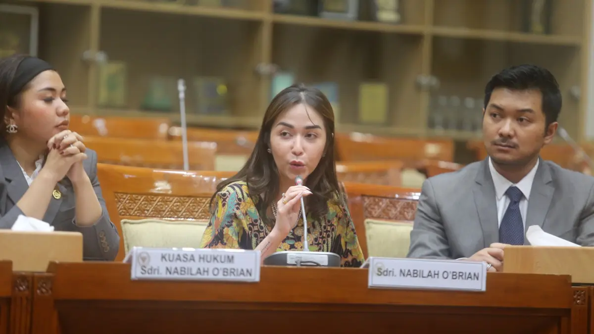Pemilik Restoran Bibi Kelinci Nabilah O'brien didampingi suami dan tim kuasa hukumnya mengikuti RDPU dengan Komisi III DPR, di Jakarta, Senin (9/3/2026). (Dery Ridwansah/ JawaPos.com)