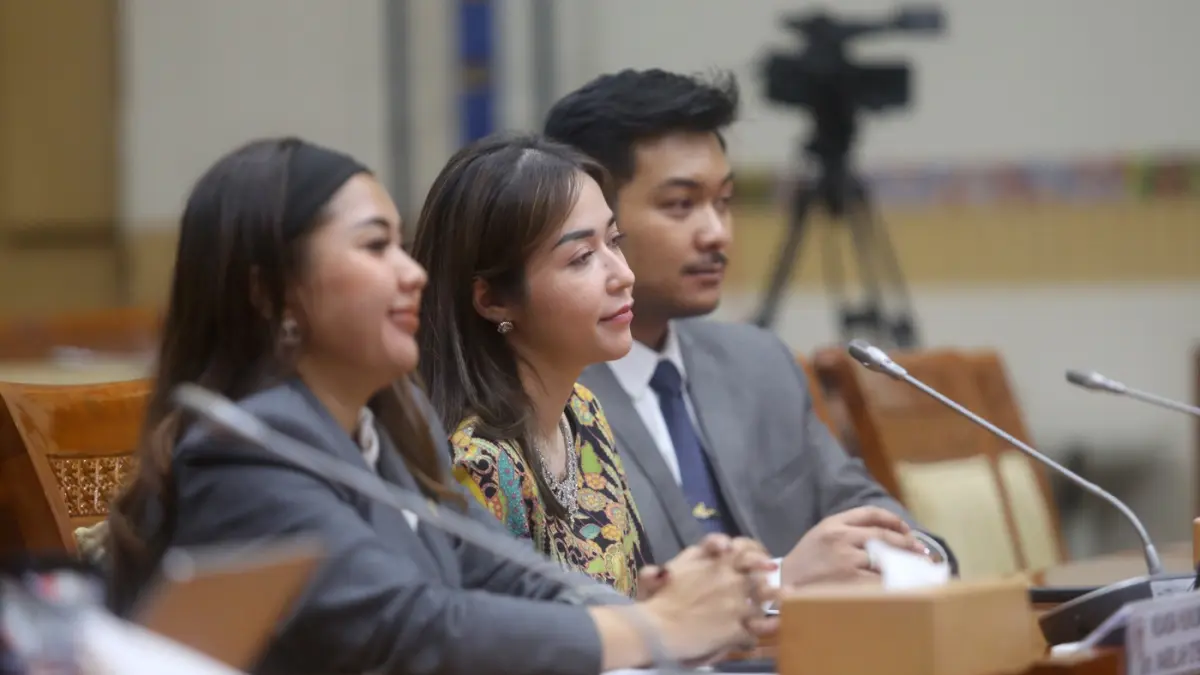 Pemilik Restoran Bibi Kelinci Nabilah O'brien didampingi suami dan tim kuasa hukumnya mengikuti RDPU dengan Komisi III DPR, di Jakarta, Senin (9/3/2026). (Dery Ridwansah/ JawaPos.com)