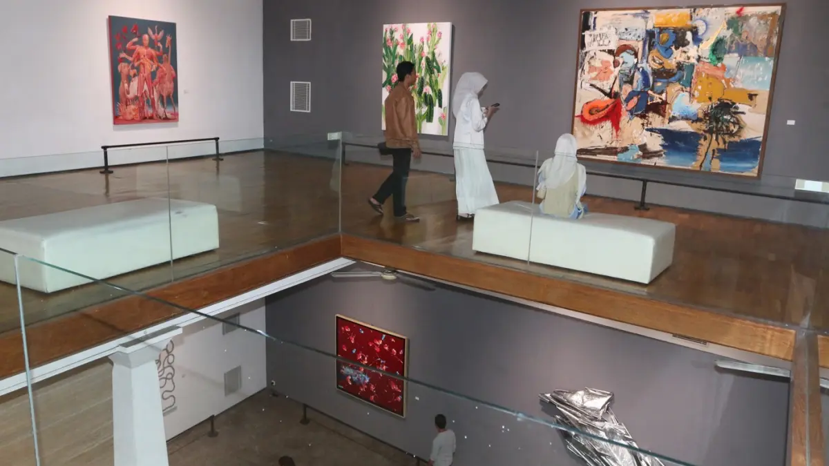 Pengunjung mengamati pameran karya seni rupa bertajuk ‘’Tirta: Ambang Alir’’ di Semarang Contemporary Art Gallery, Minggu (8/3/2026). (Nur Chamim Jawa Pos Radar Semarang)