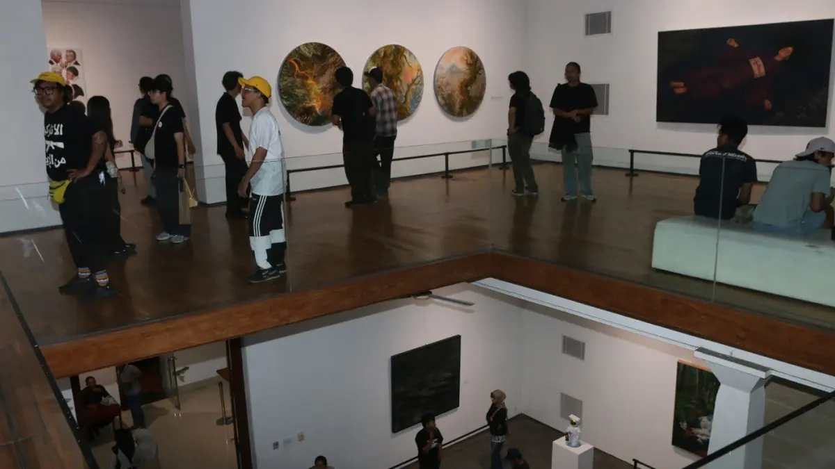 Pengunjung mengamati pameran karya seni rupa bertajuk ‘’Tirta: Ambang Alir’’ di Semarang Contemporary Art Gallery, Minggu (8/3/2026). (Nur Chamim Jawa Pos Radar Semarang)