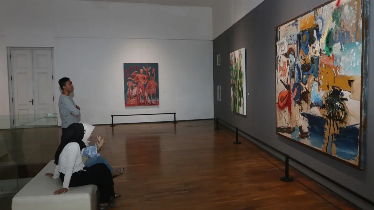 Pengunjung mengamati pameran karya seni rupa bertajuk ‘’Tirta: Ambang Alir’’ di Semarang Contemporary Art Gallery, Minggu (8/3/2026). (Nur Chamim Jawa Pos Radar Semarang)