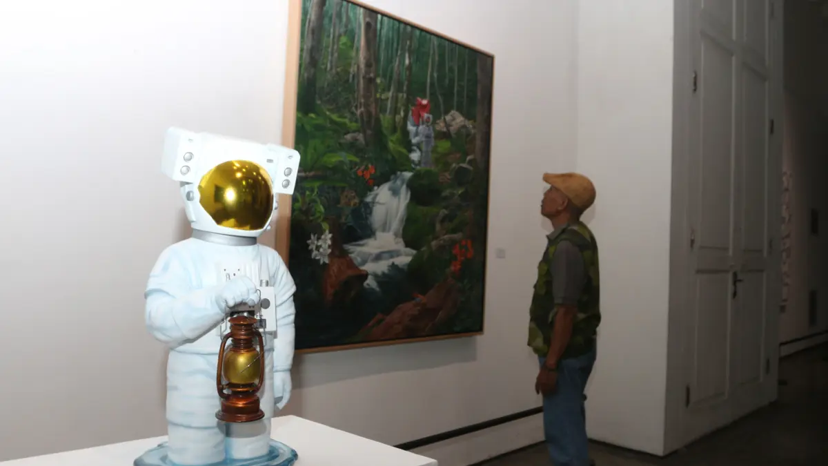 Pengunjung mengamati pameran karya seni rupa bertajuk ‘’Tirta: Ambang Alir’’ di Semarang Contemporary Art Gallery, Minggu (8/3/2026). (Nur Chamim Jawa Pos Radar Semarang)