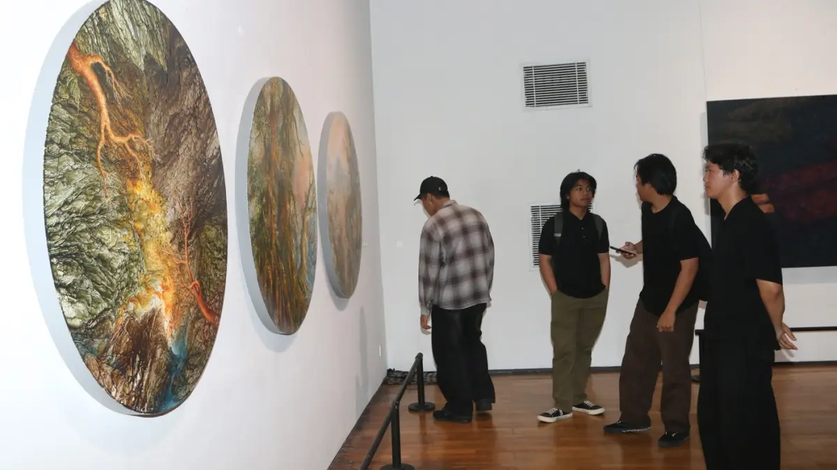 Pengunjung mengamati pameran karya seni rupa bertajuk ‘’Tirta: Ambang Alir’’ di Semarang Contemporary Art Gallery, Minggu (8/3/2026). (Nur Chamim Jawa Pos Radar Semarang)