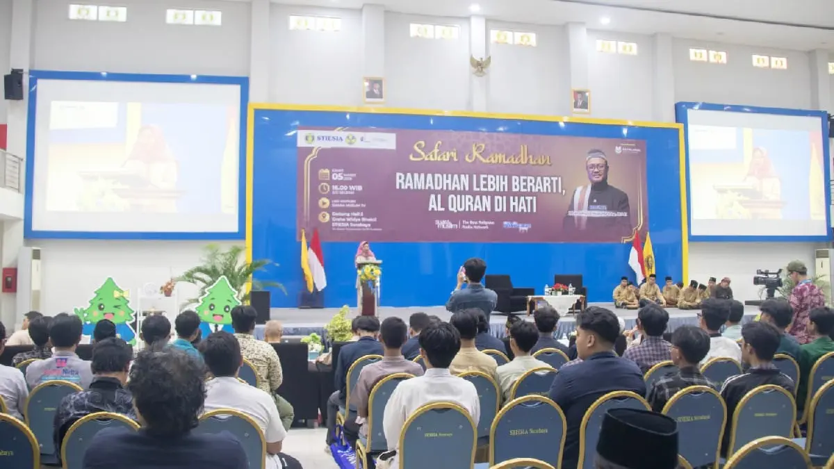 Siswa-siswi SMA dan SMK mitra STIESIA Surabaya hadir dan khusyuk mendengarkan ceramah dari KH. Khozin Mustafid. (STIESIA Surabaya)