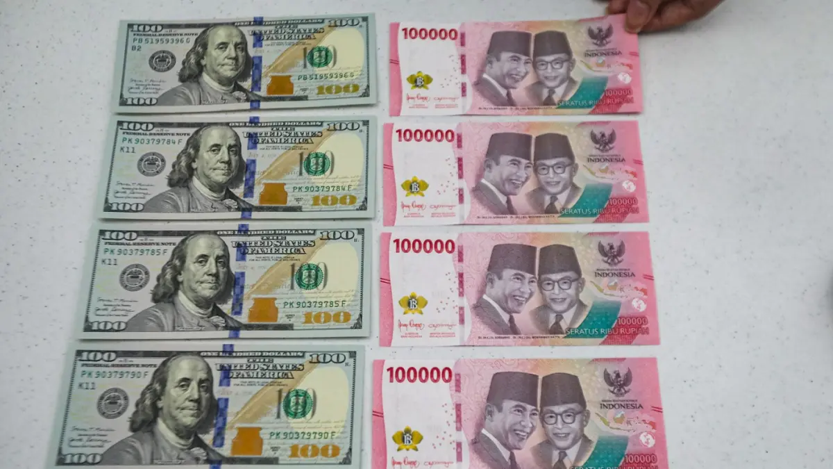 Teller menunjukan mata uang Dolar AS dan Rupiah di salah satu kantor cabang Bank Mandiri di Jakarta, Senin (9/3/2026). (Salman Toyibi/Jawa Pos)