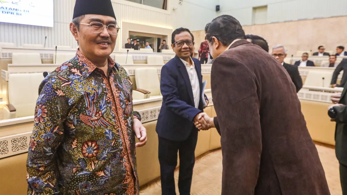 Pakar hukum tata negara Jimly Asshiddiqie dan Mahfud MD berbincang sebelum memulai Rapat Dengar Pendapat Umum (RDPU) dengan Komisi II DPR RI di Kompleks Parlemen, Senayan, Jakarta, Selasa (10/3/2026). (Salman Toyibi/Jawa Pos)
