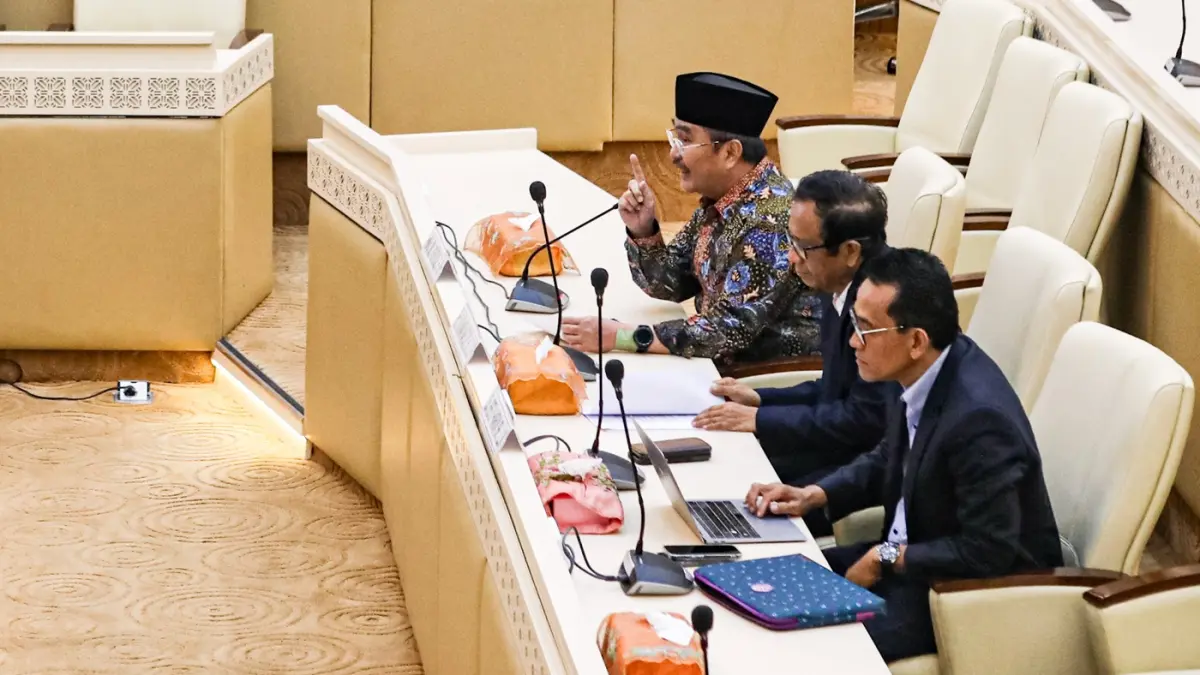 Pakar hukum tata negara Jimly Asshiddiqie, Mahfud MD dan Refly Harun mengikuti Rapat Dengar Pendapat Umum (RDPU) dengan Komisi II DPR RI di Kompleks Parlemen, Senayan, Jakarta, Selasa (10/3/2026). (Salman Toyibi/Jawa Pos)