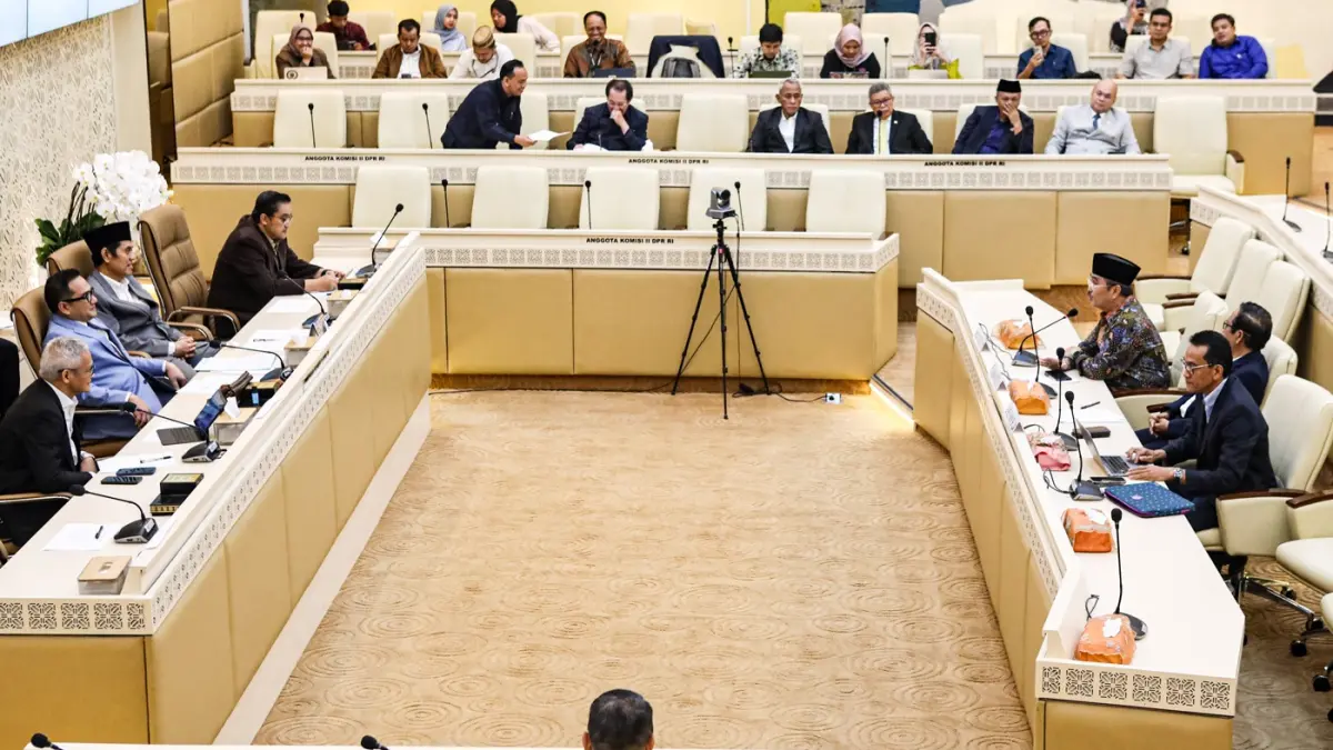 Pakar hukum tata negara Jimly Asshiddiqie, Mahfud MD dan Refly Harun mengikuti Rapat Dengar Pendapat Umum (RDPU) dengan Komisi II DPR RI di Kompleks Parlemen, Senayan, Jakarta, Selasa (10/3/2026). (Salman Toyibi/Jawa Pos)