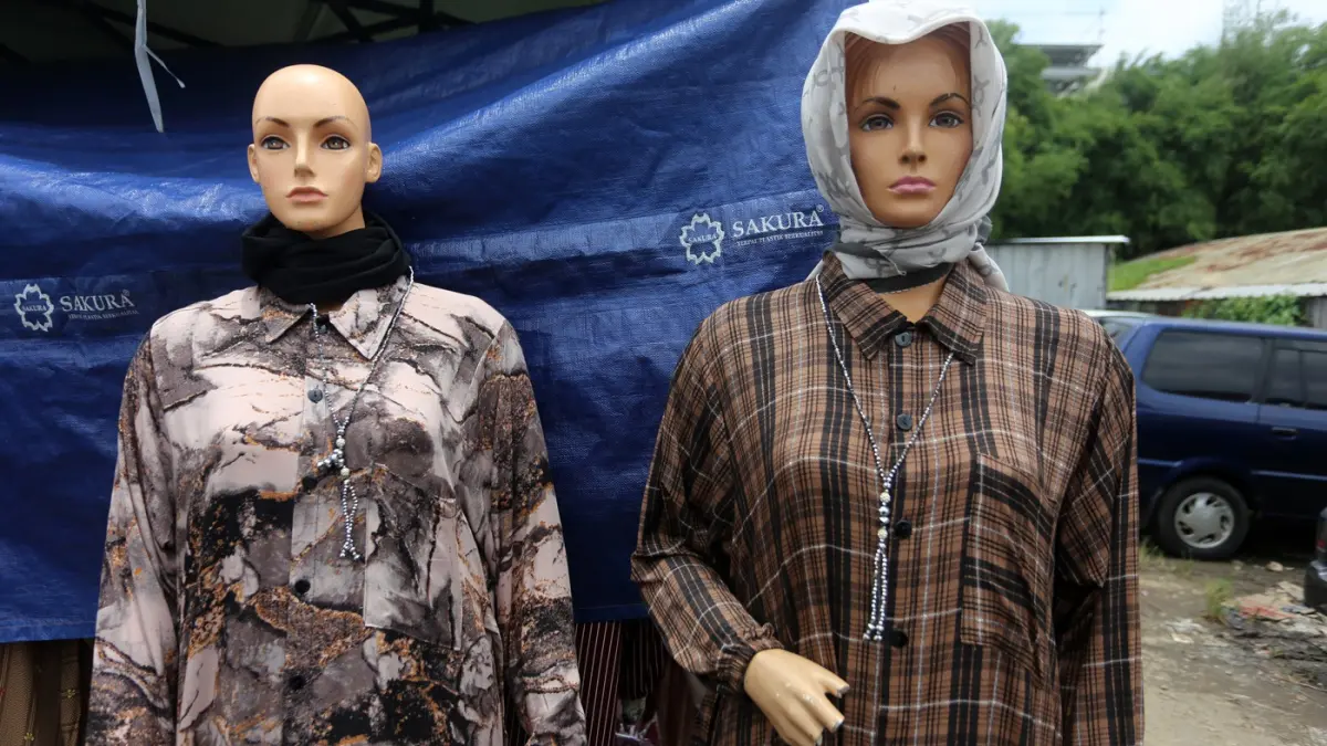 Pembeli saat memilih baju yang dijual di Pasar Tasik, Cideng, Jakarta Pusat. Di Pasar ini yang mayoritas menjual busana muslim ini berlangsung setiap hari Senin dan Kamis pagi dari pukul 05.00 WIB-13.00 WIB.  (Dery Ridwansah/ JawaPos.com) 