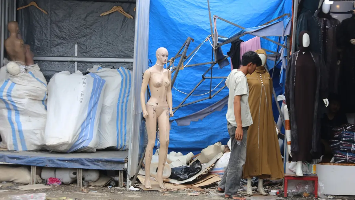 Pembeli saat memilih baju yang dijual di Pasar Tasik, Cideng, Jakarta Pusat. Di Pasar ini yang mayoritas menjual busana muslim ini berlangsung setiap hari Senin dan Kamis pagi dari pukul 05.00 WIB-13.00 WIB.  (Dery Ridwansah/ JawaPos.com) 