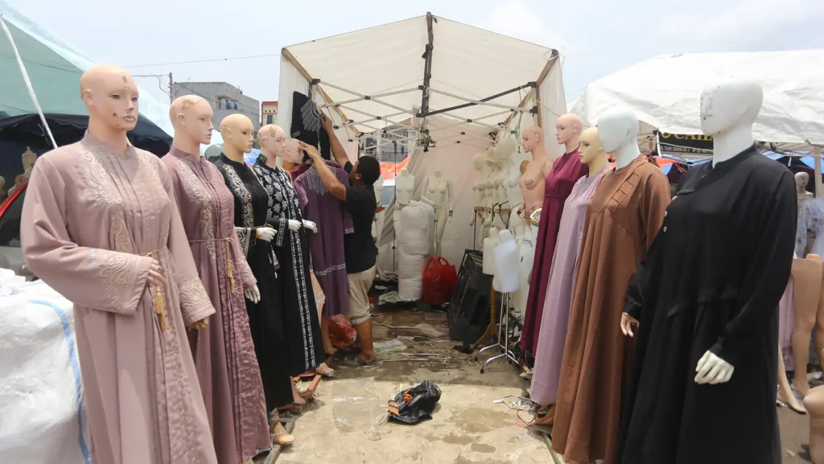 Pembeli saat memilih baju yang dijual di Pasar Tasik, Cideng, Jakarta Pusat. Di Pasar ini yang mayoritas menjual busana muslim ini berlangsung setiap hari Senin dan Kamis pagi dari pukul 05.00 WIB-13.00 WIB.  (Dery Ridwansah/ JawaPos.com) 