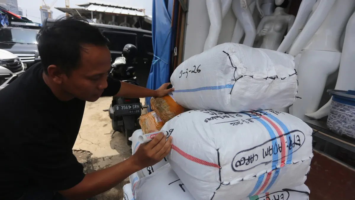 Pembeli saat memilih baju yang dijual di Pasar Tasik, Cideng, Jakarta Pusat. Di Pasar ini yang mayoritas menjual busana muslim ini berlangsung setiap hari Senin dan Kamis pagi dari pukul 05.00 WIB-13.00 WIB.  (Dery Ridwansah/ JawaPos.com) 