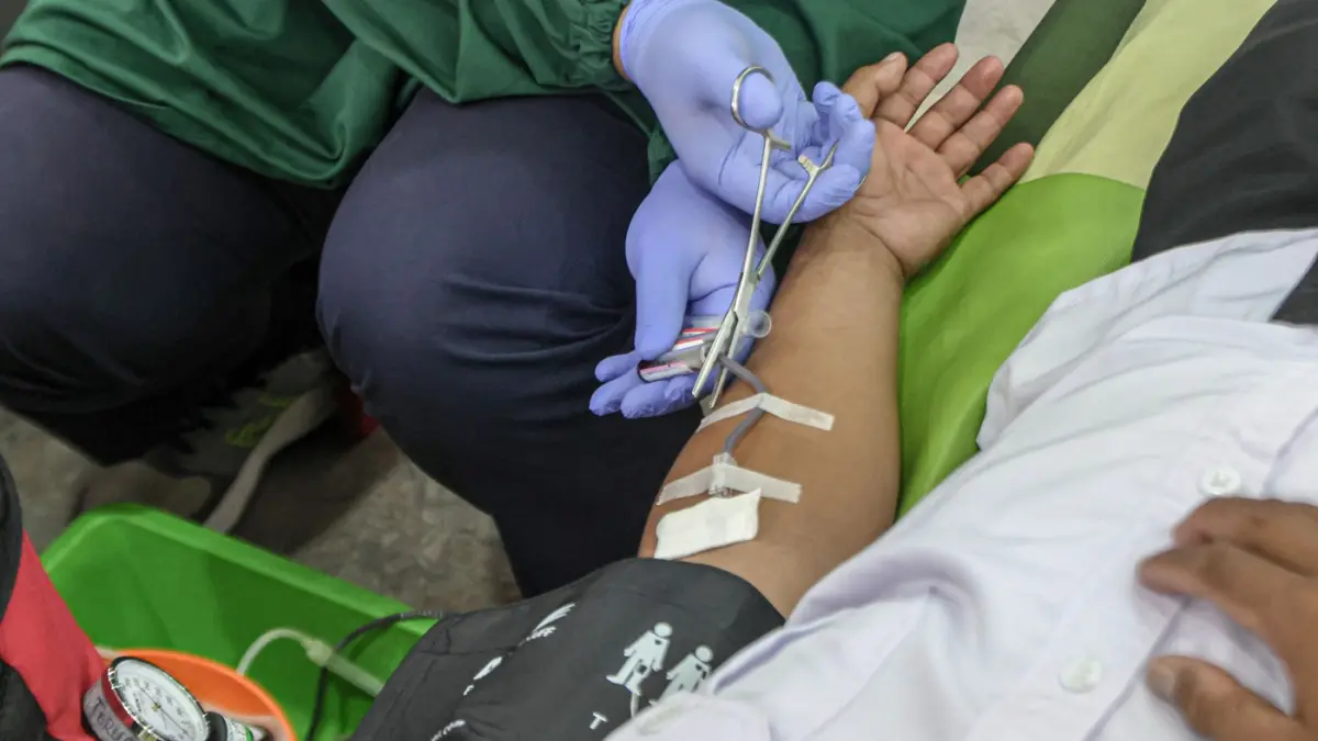 Sejumlah ASN mengikuti kegiatan donor darah di Kantor Walikota Jakarta Barat, Selasa (10/03/2026). (Hanung Hambara/Jawa Pos)